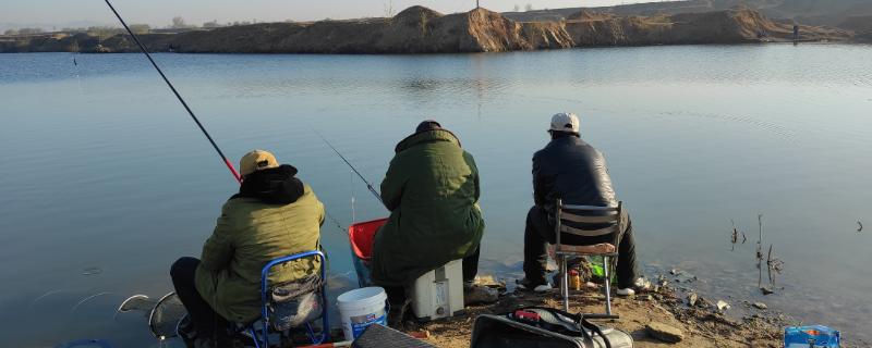 初冬钓鱼钓深水还是浅水，一般采取钓深的方式